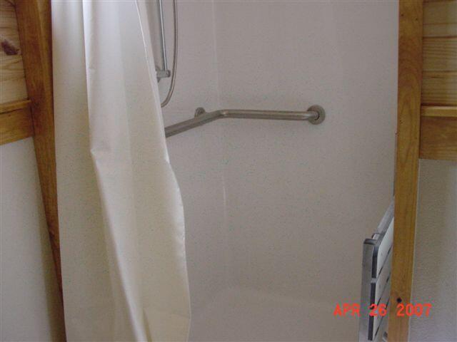 Kanopolis cabin-shower 